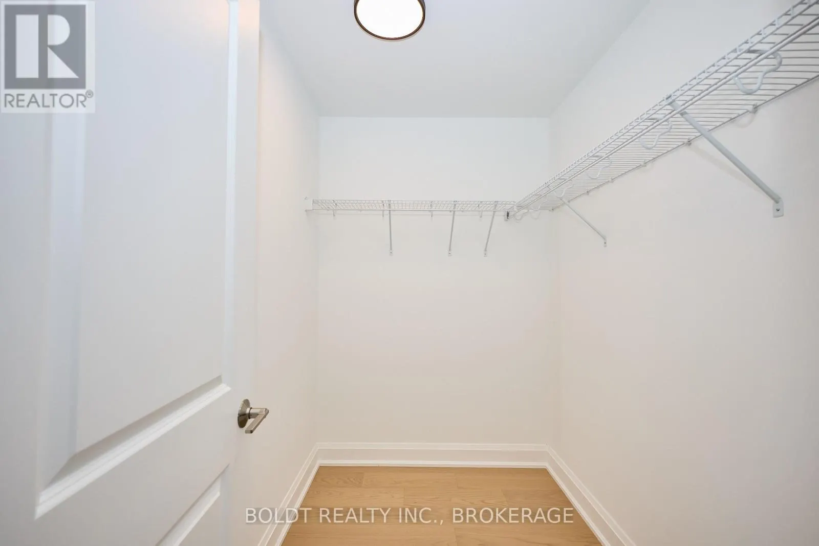 556 MISSISSAUGA AVENUE