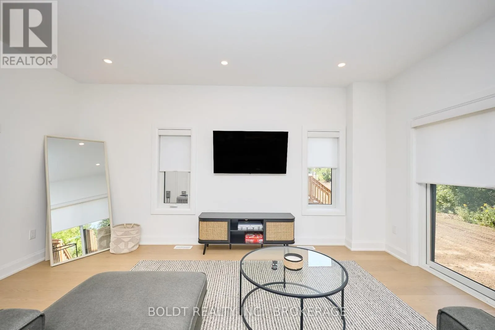 556 MISSISSAUGA AVENUE