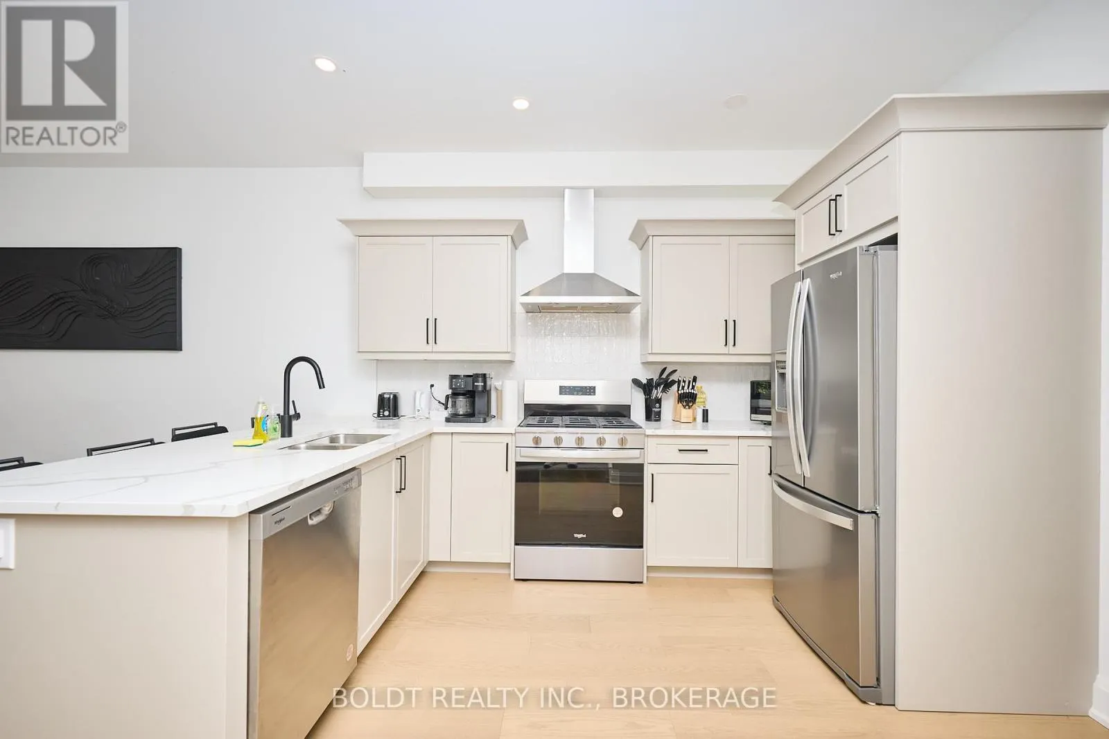 556 MISSISSAUGA AVENUE