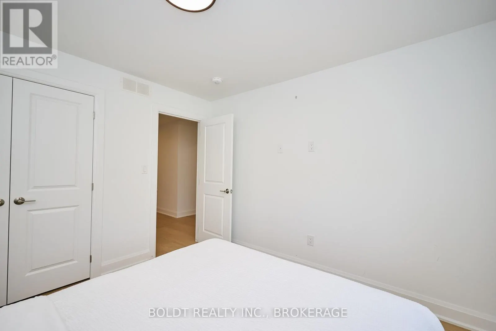 556 MISSISSAUGA AVENUE