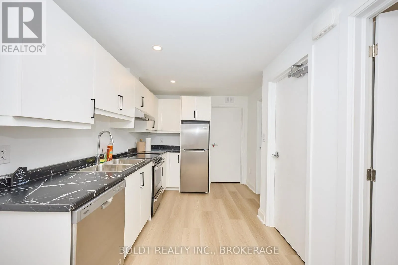 556 MISSISSAUGA AVENUE