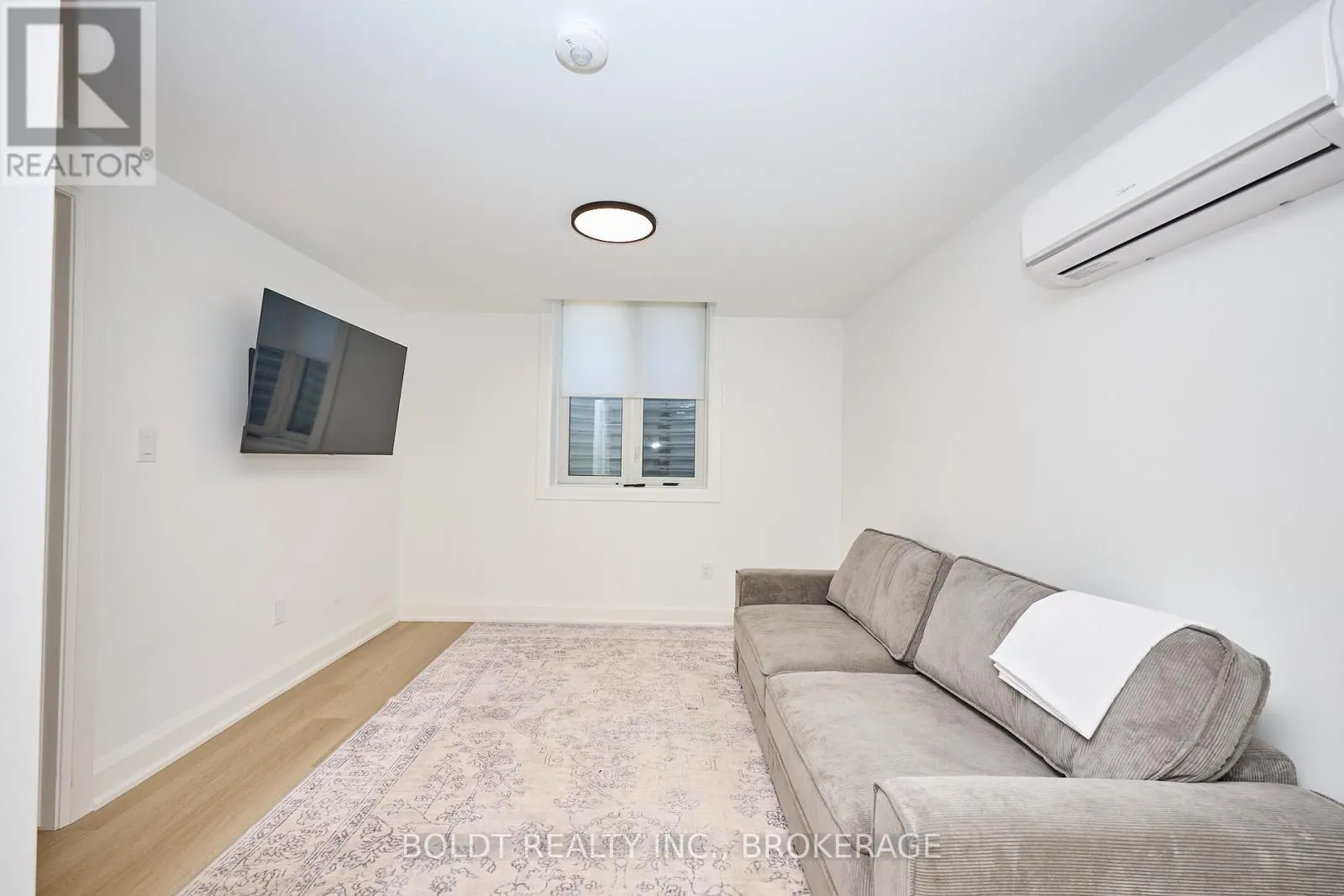 556 MISSISSAUGA AVENUE