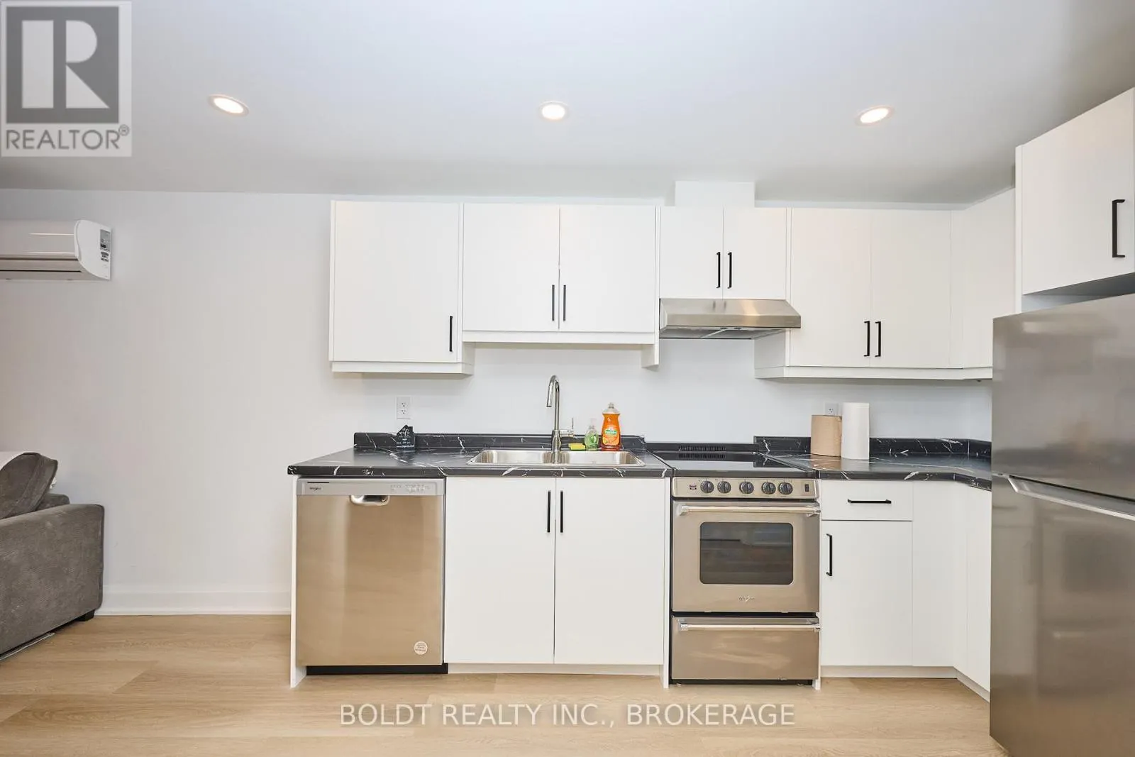 556 MISSISSAUGA AVENUE