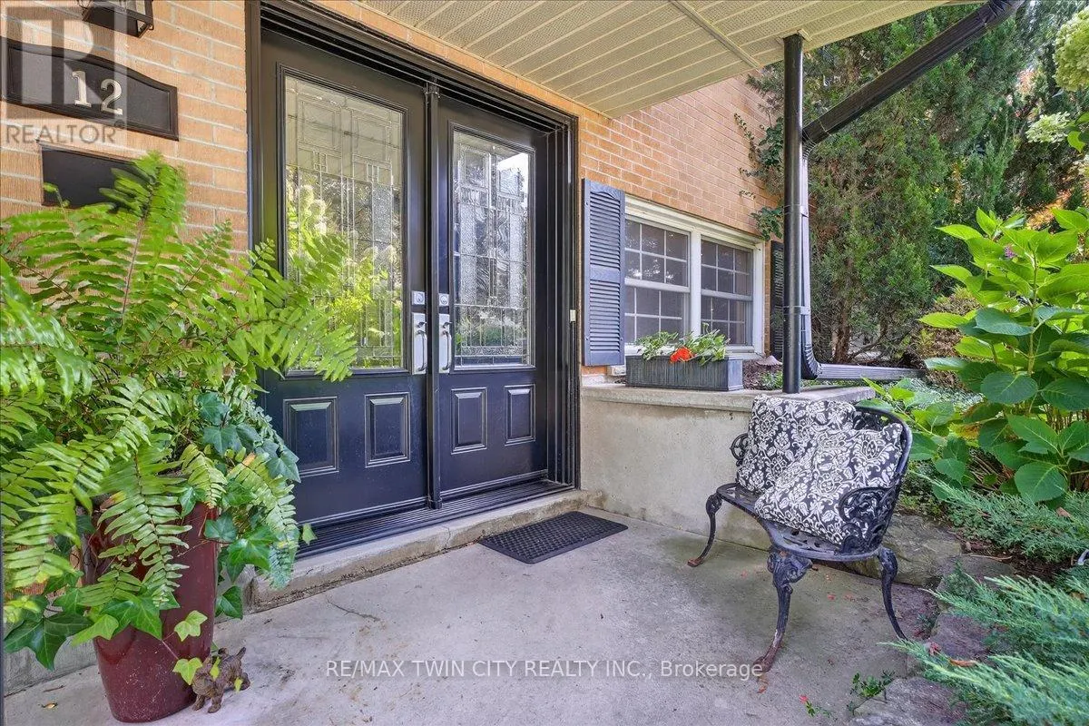 12 GLENDALE PLACE