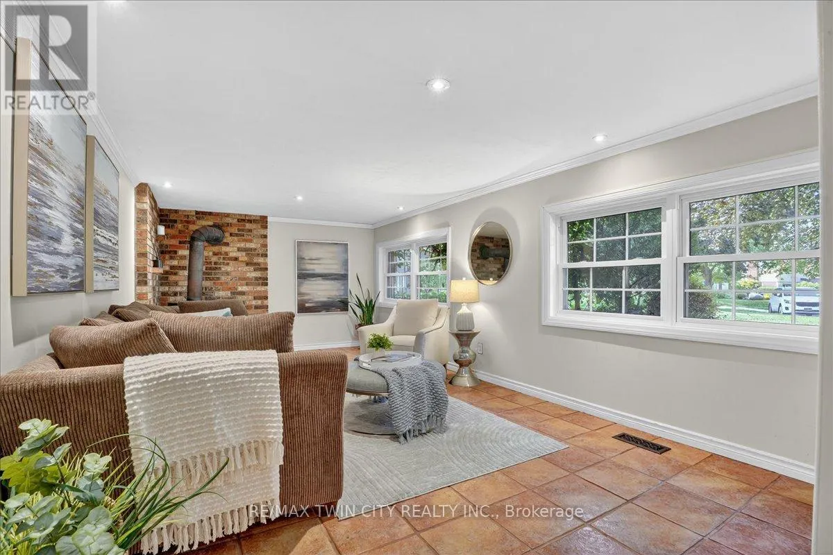 12 GLENDALE PLACE