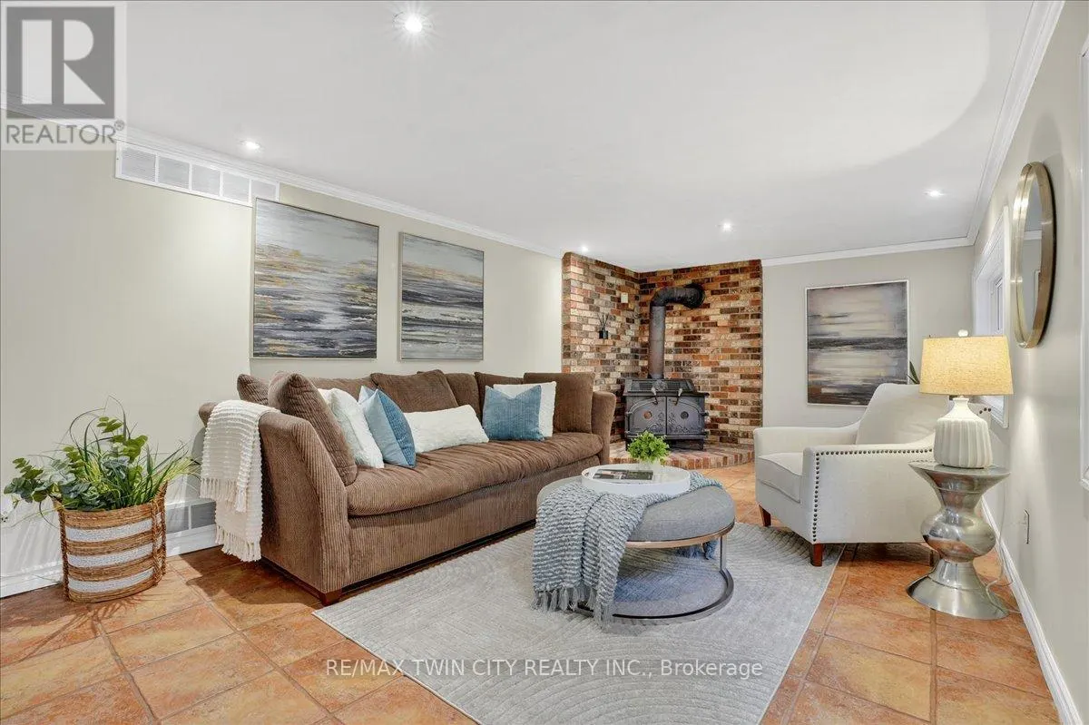 12 GLENDALE PLACE