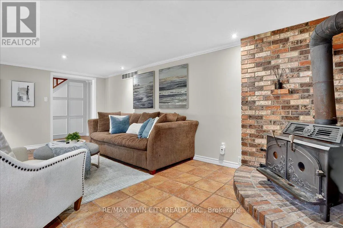 12 GLENDALE PLACE