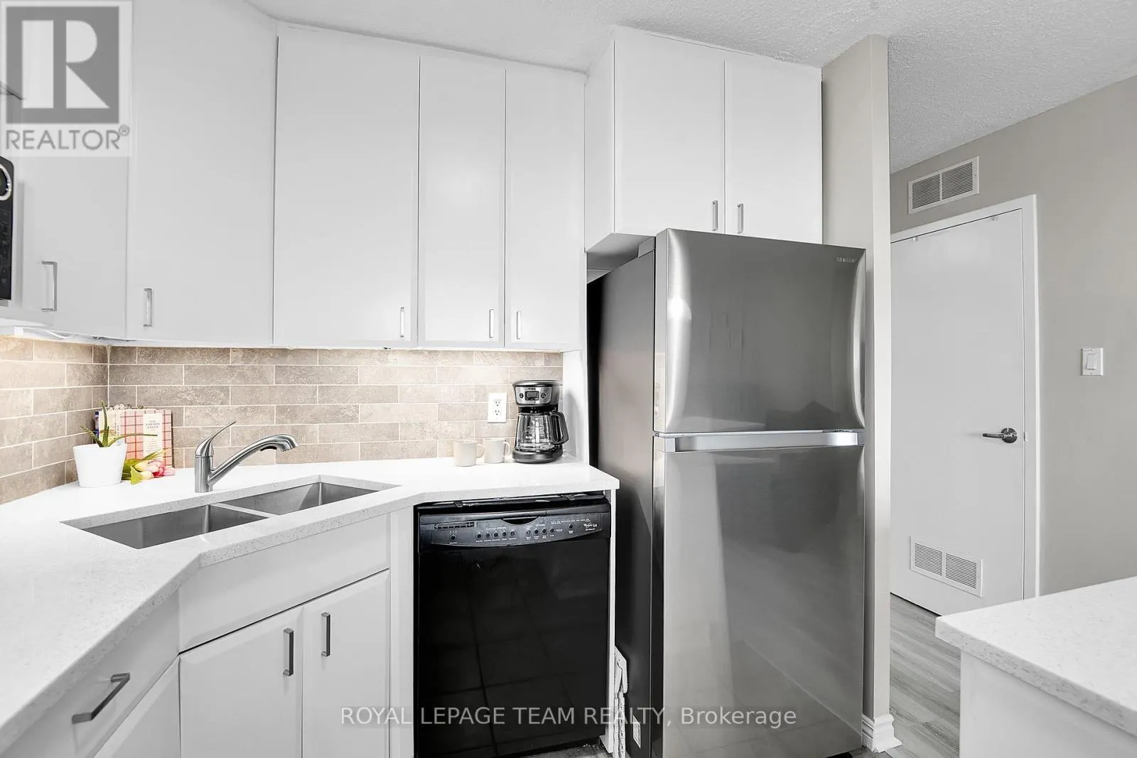 2409 - 900 DYNES ROAD