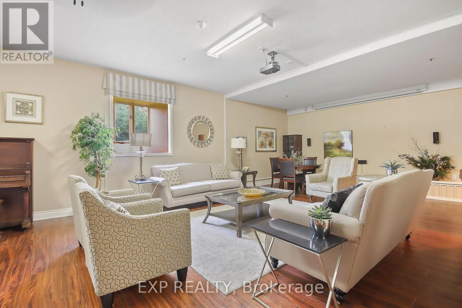 408 - 1 ROSAMOND STREET E