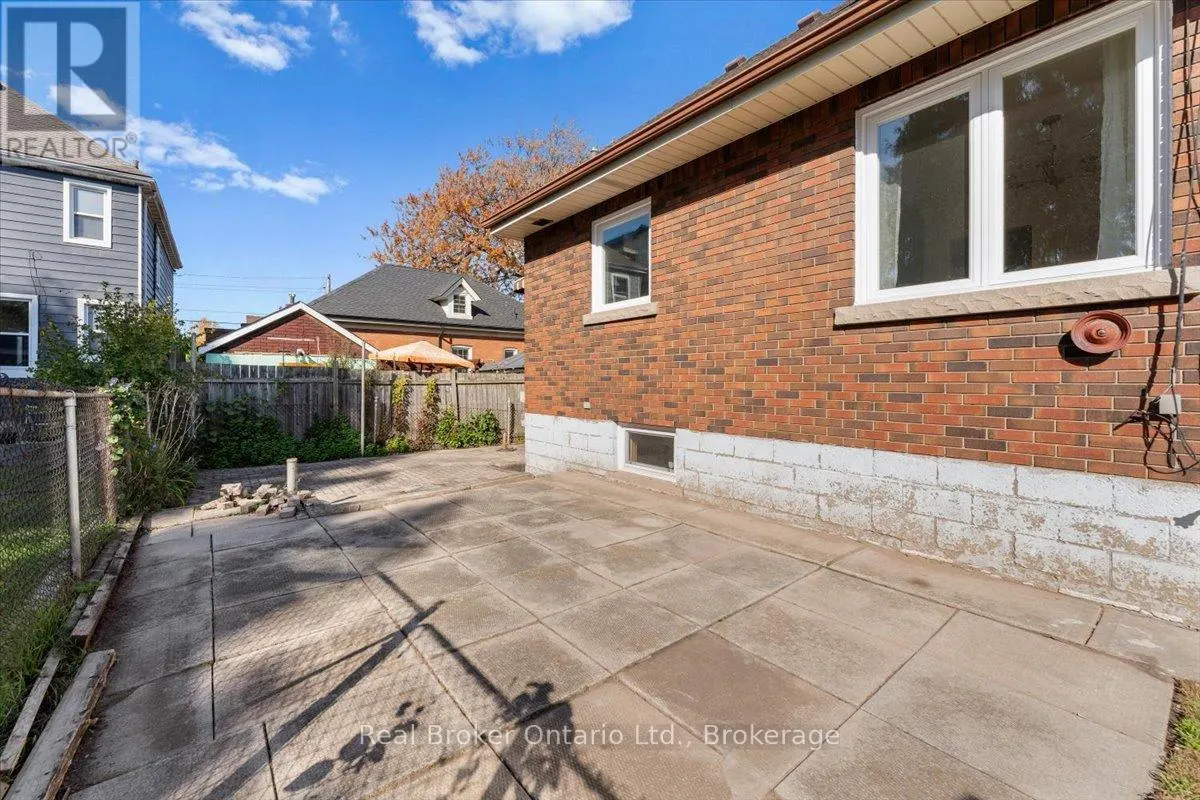 106 SIMCOE STREET E