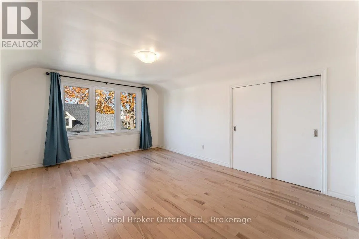 106 SIMCOE STREET E