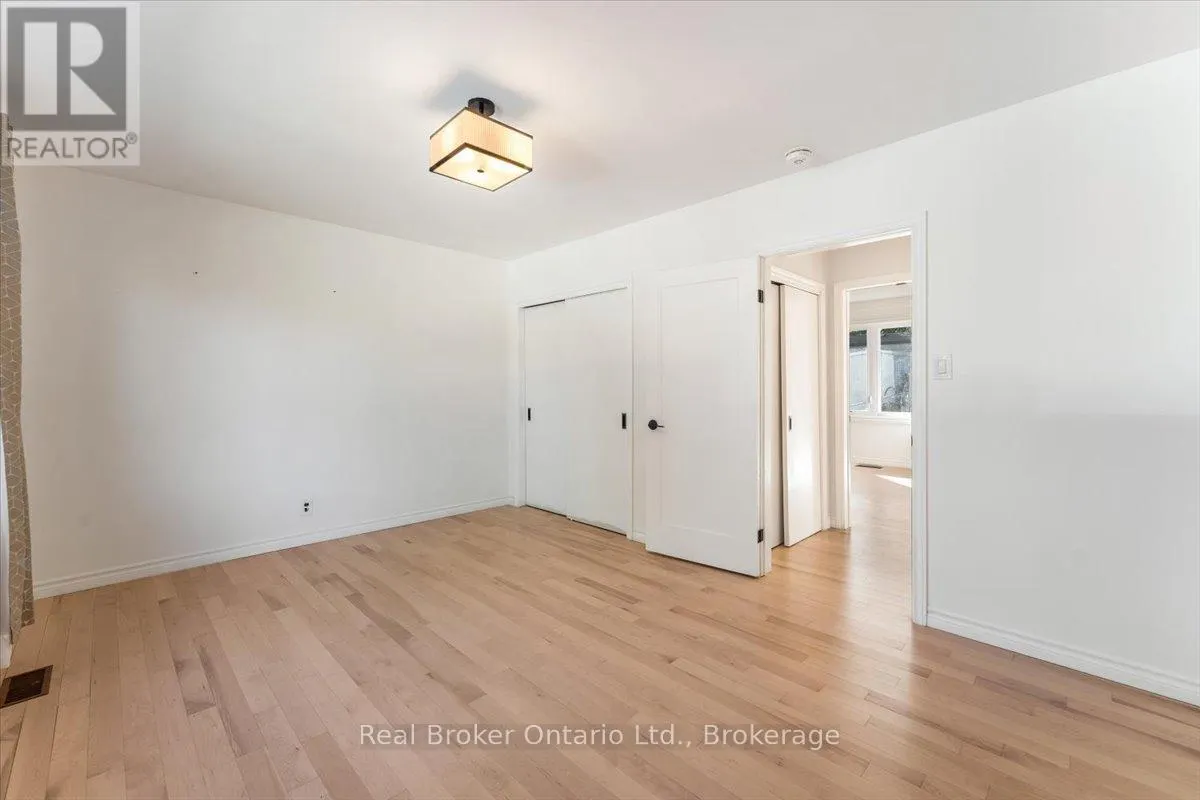106 SIMCOE STREET E
