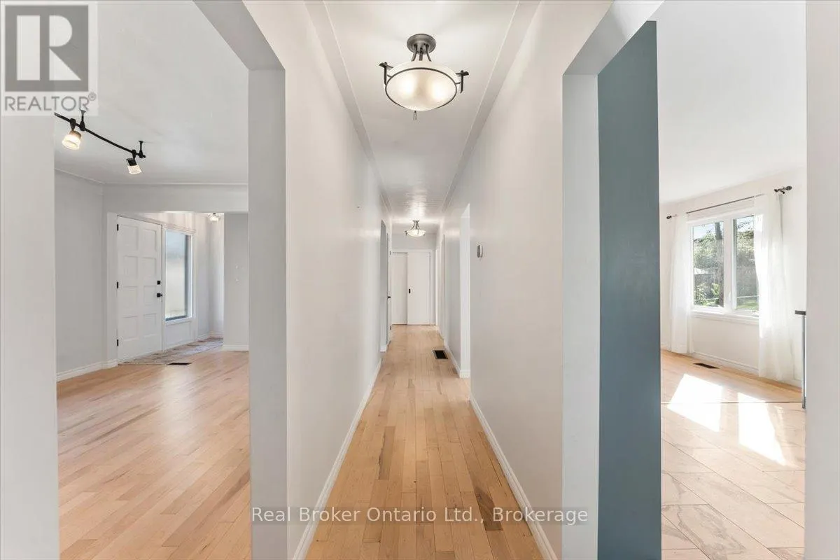 106 SIMCOE STREET E