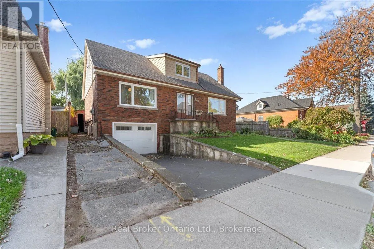 106 SIMCOE STREET E