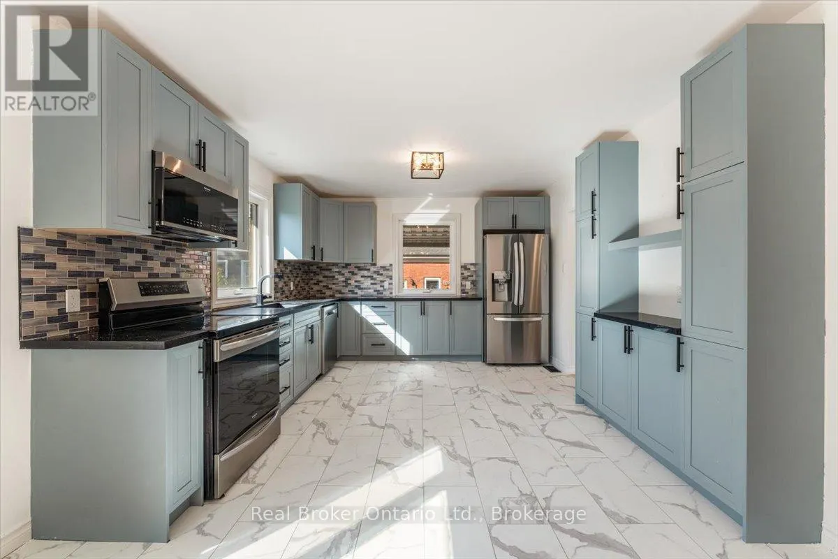 106 SIMCOE STREET E