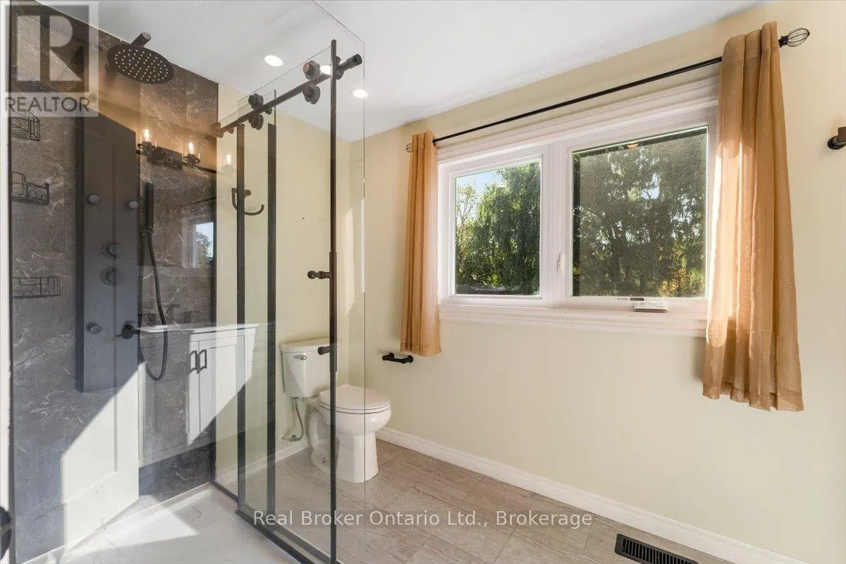 106 SIMCOE STREET E