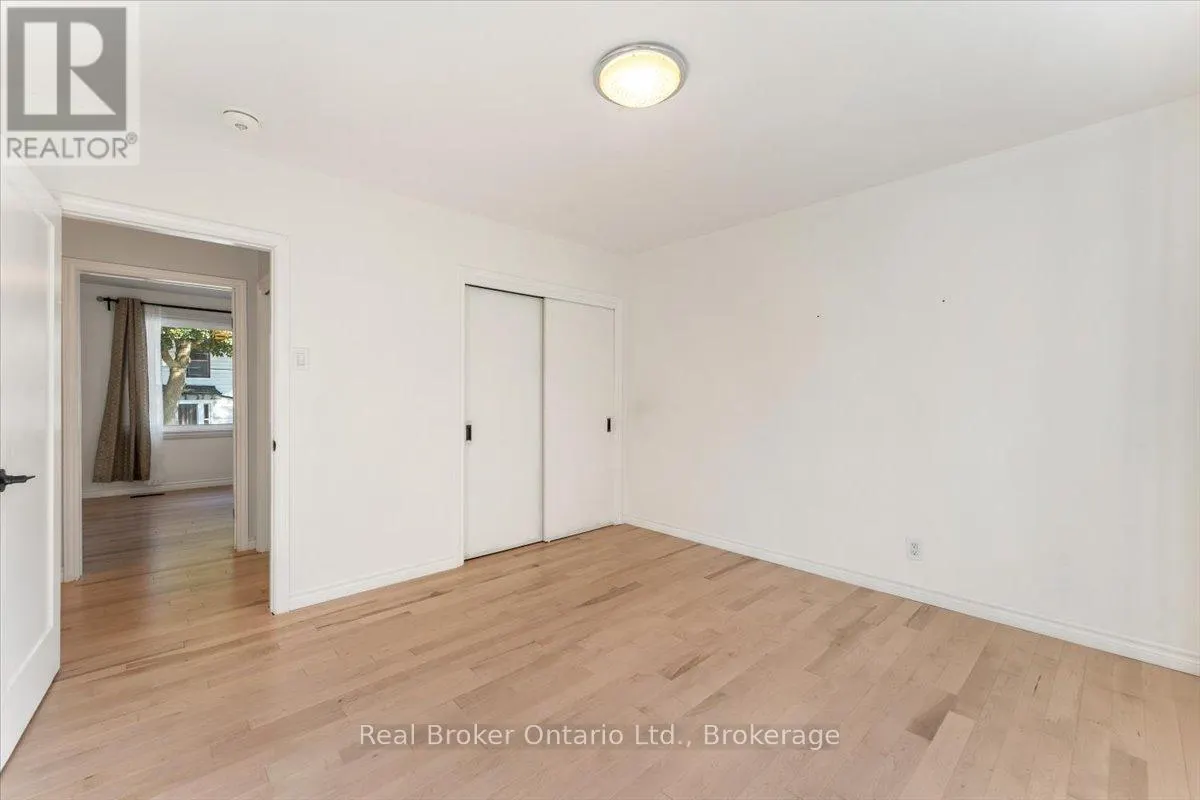 106 SIMCOE STREET E