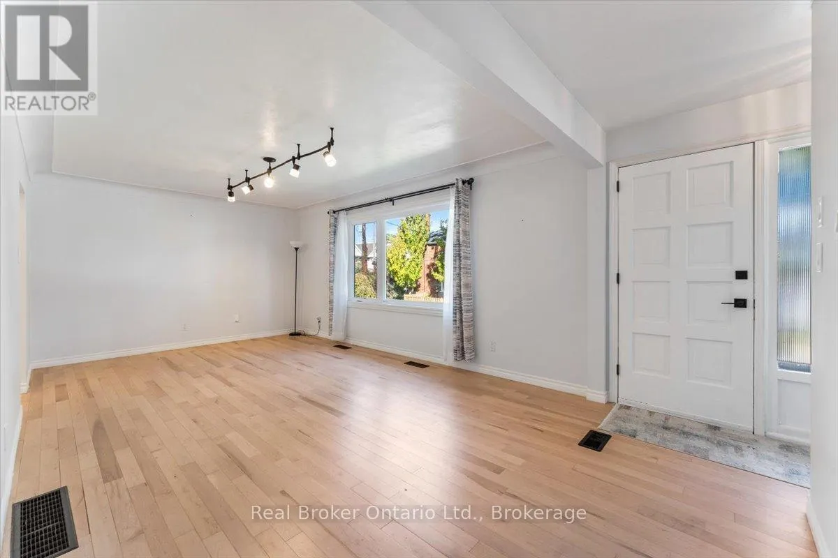 106 SIMCOE STREET E