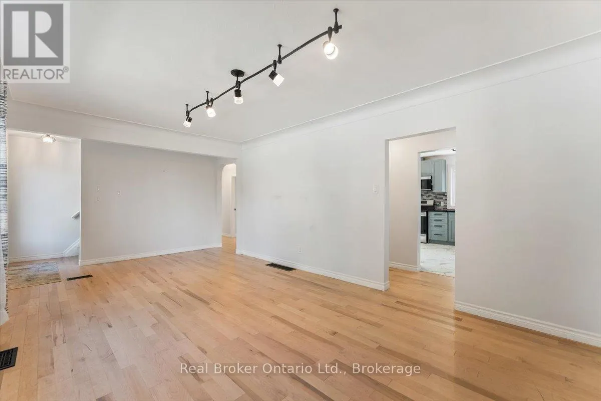 106 SIMCOE STREET E