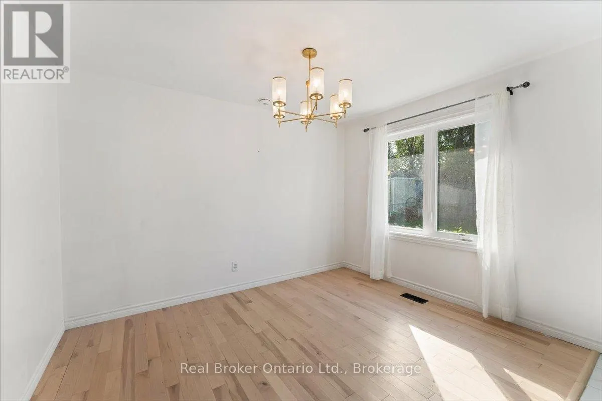 106 SIMCOE STREET E