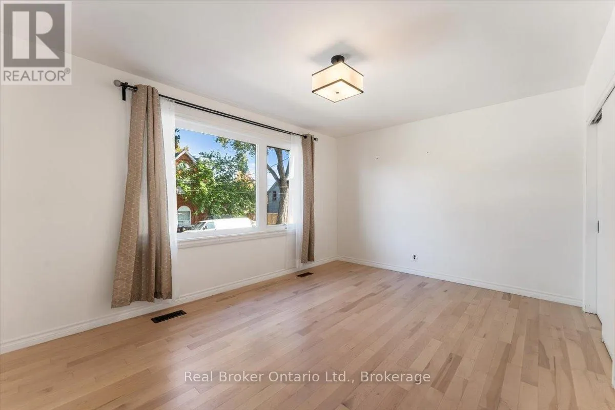 106 SIMCOE STREET E