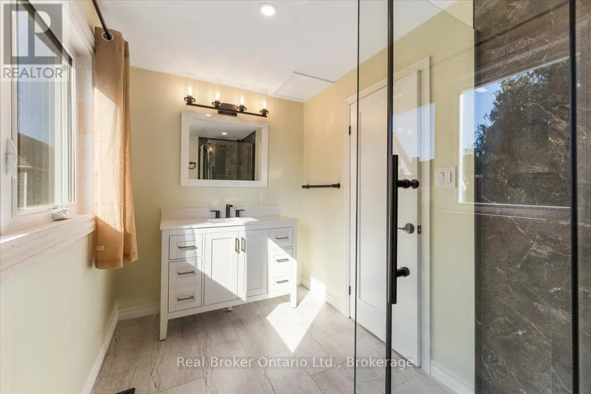 106 SIMCOE STREET E