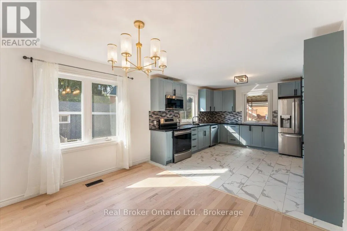 106 SIMCOE STREET E