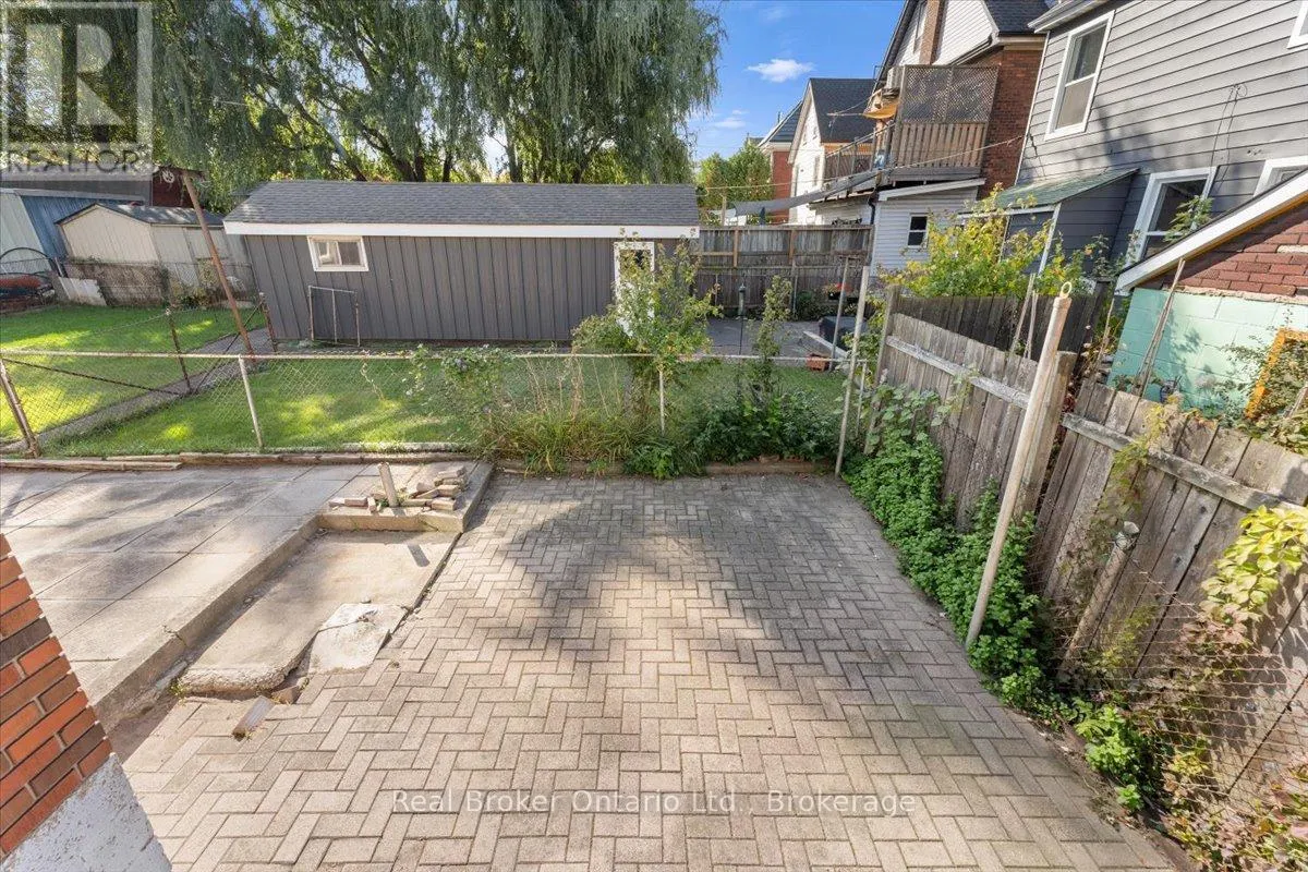 106 SIMCOE STREET E