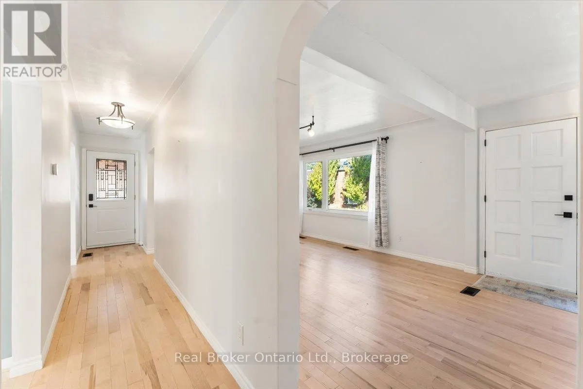 106 SIMCOE STREET E