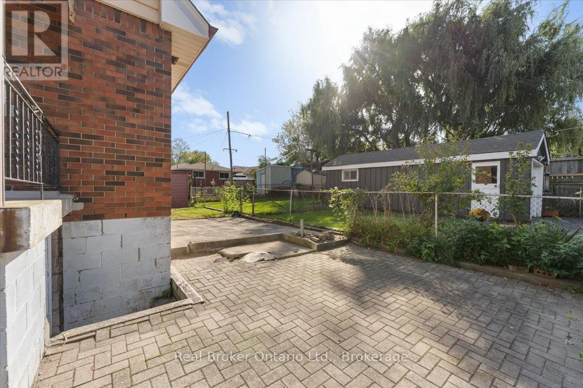 106 SIMCOE STREET E