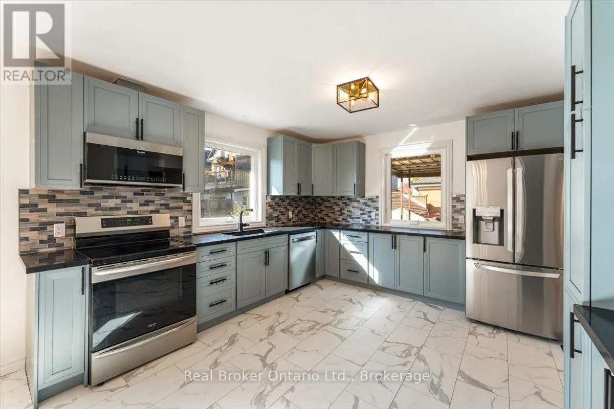 106 SIMCOE STREET E