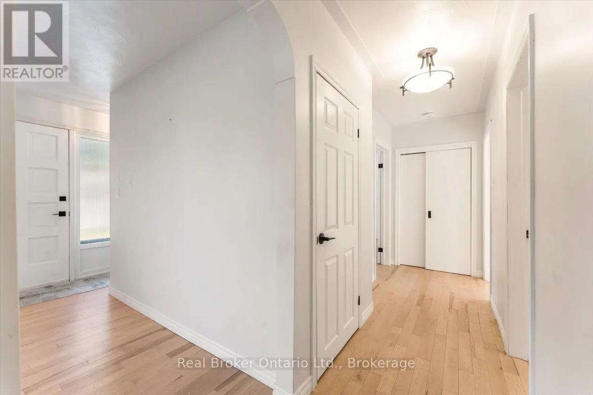 106 SIMCOE STREET E