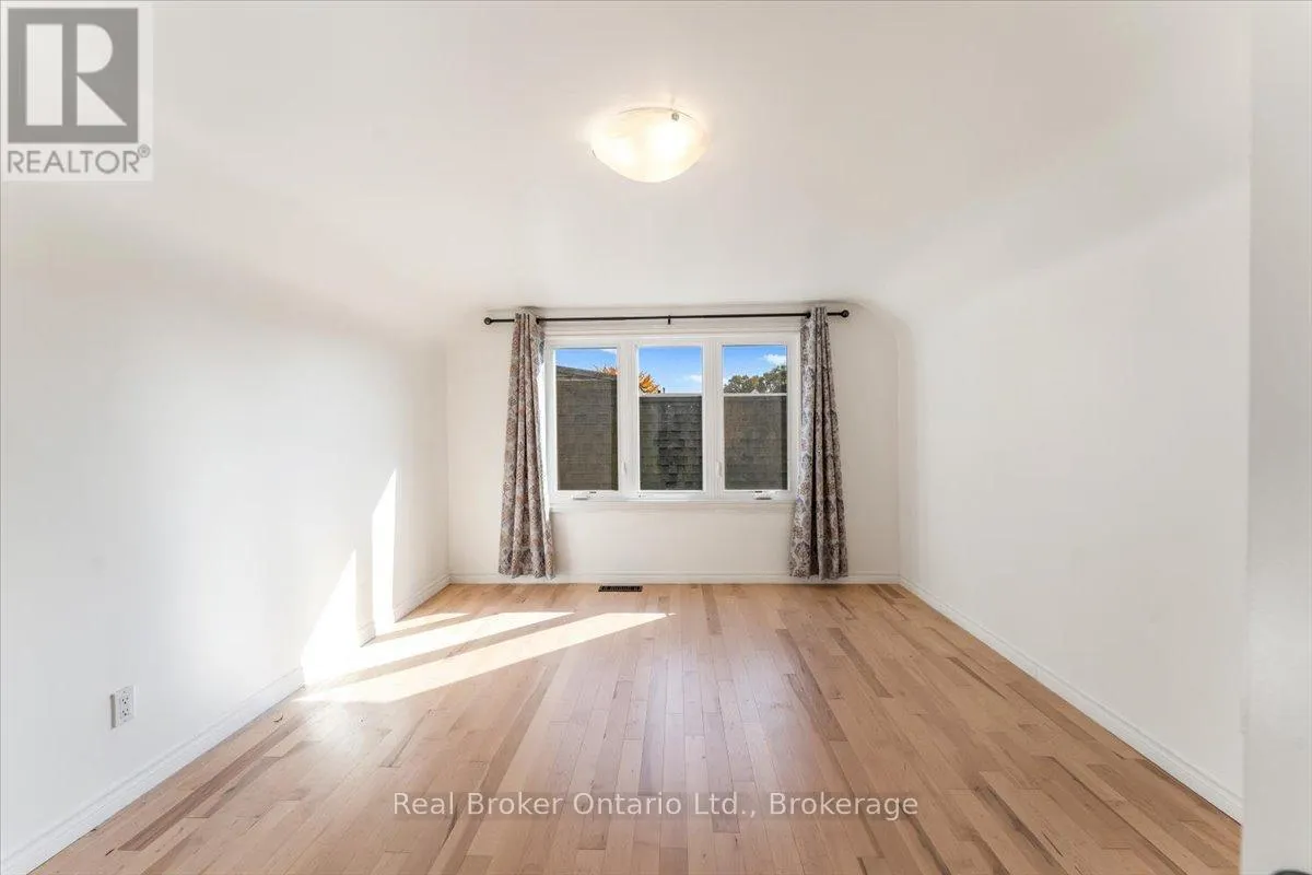 106 SIMCOE STREET E