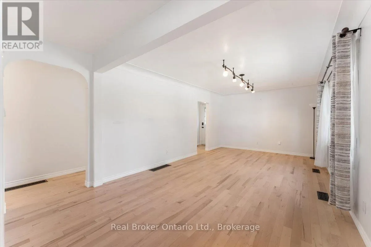 106 SIMCOE STREET E
