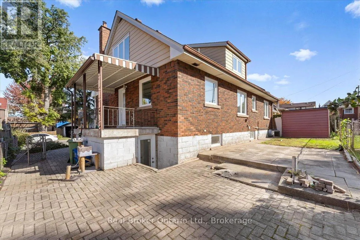 106 SIMCOE STREET E