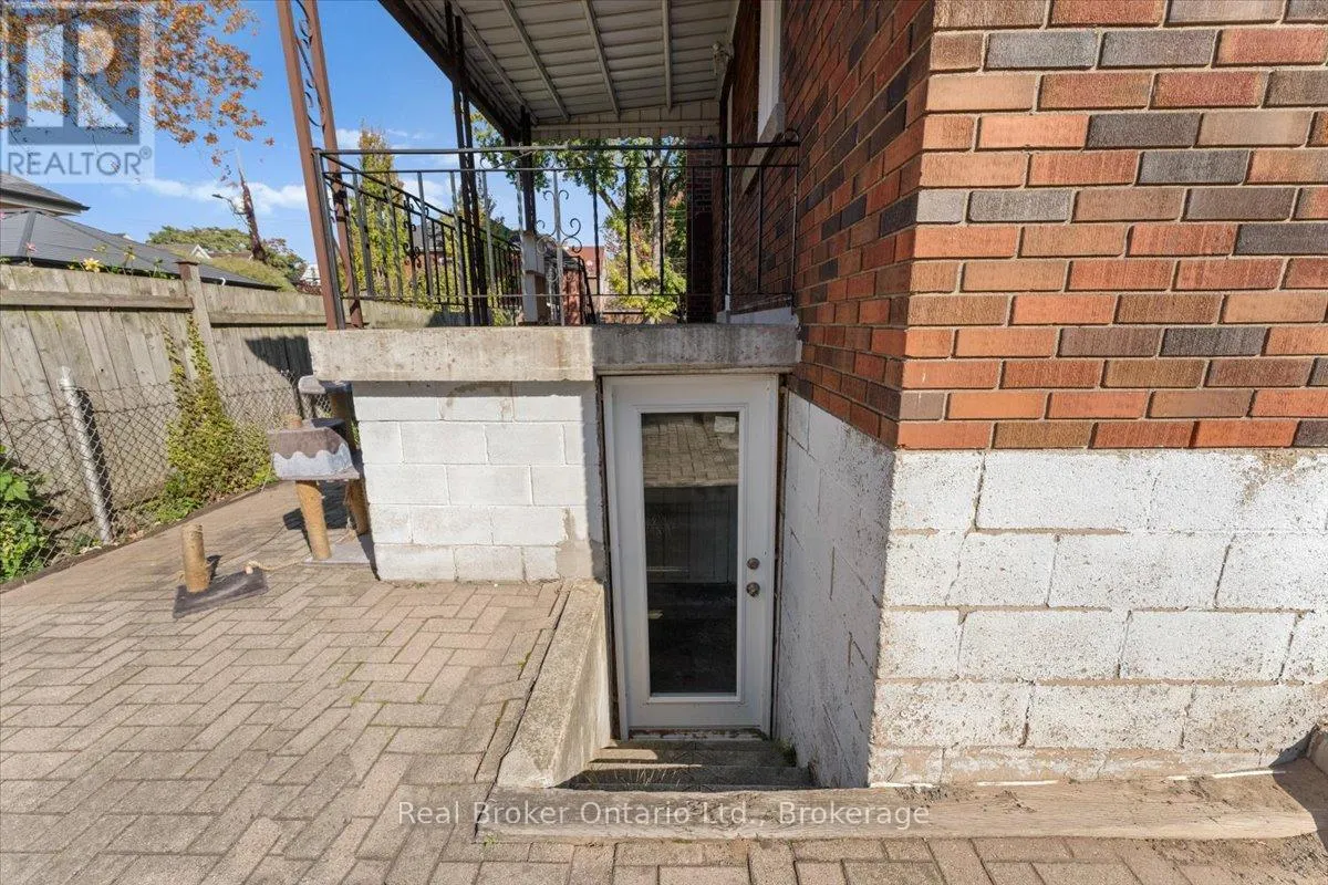 106 SIMCOE STREET E