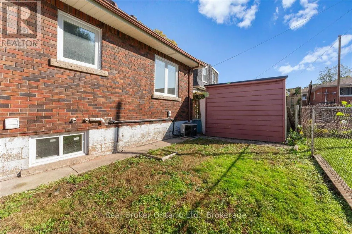 106 SIMCOE STREET E