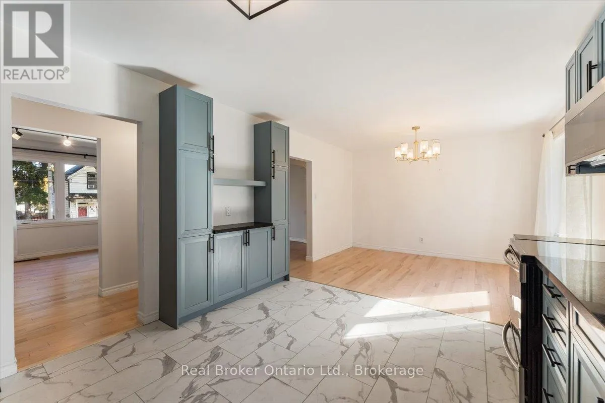 106 SIMCOE STREET E