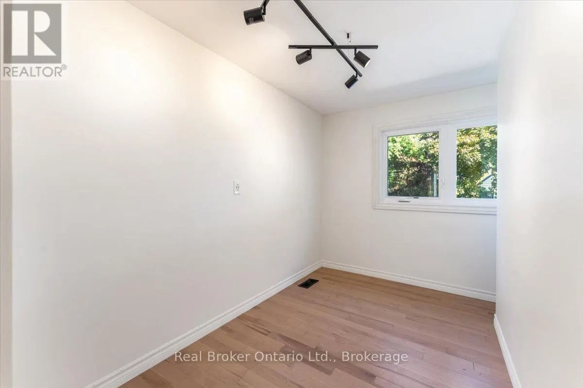 106 SIMCOE STREET E