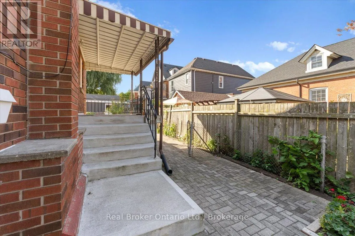 106 SIMCOE STREET E