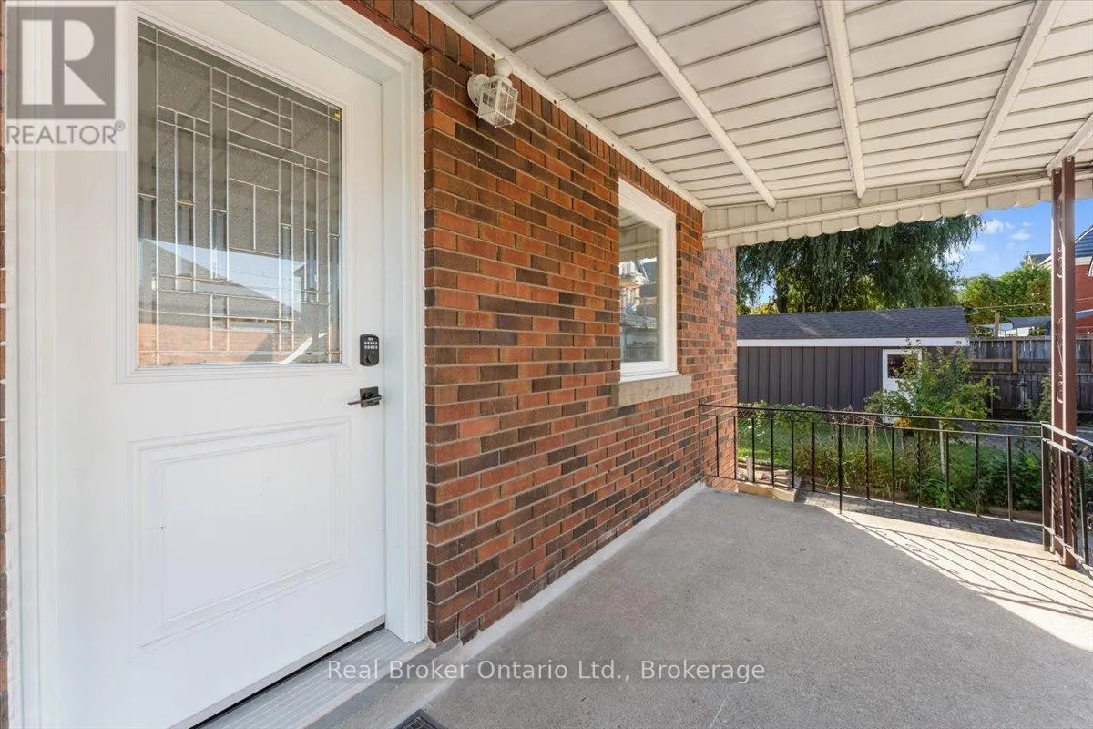 106 SIMCOE STREET E