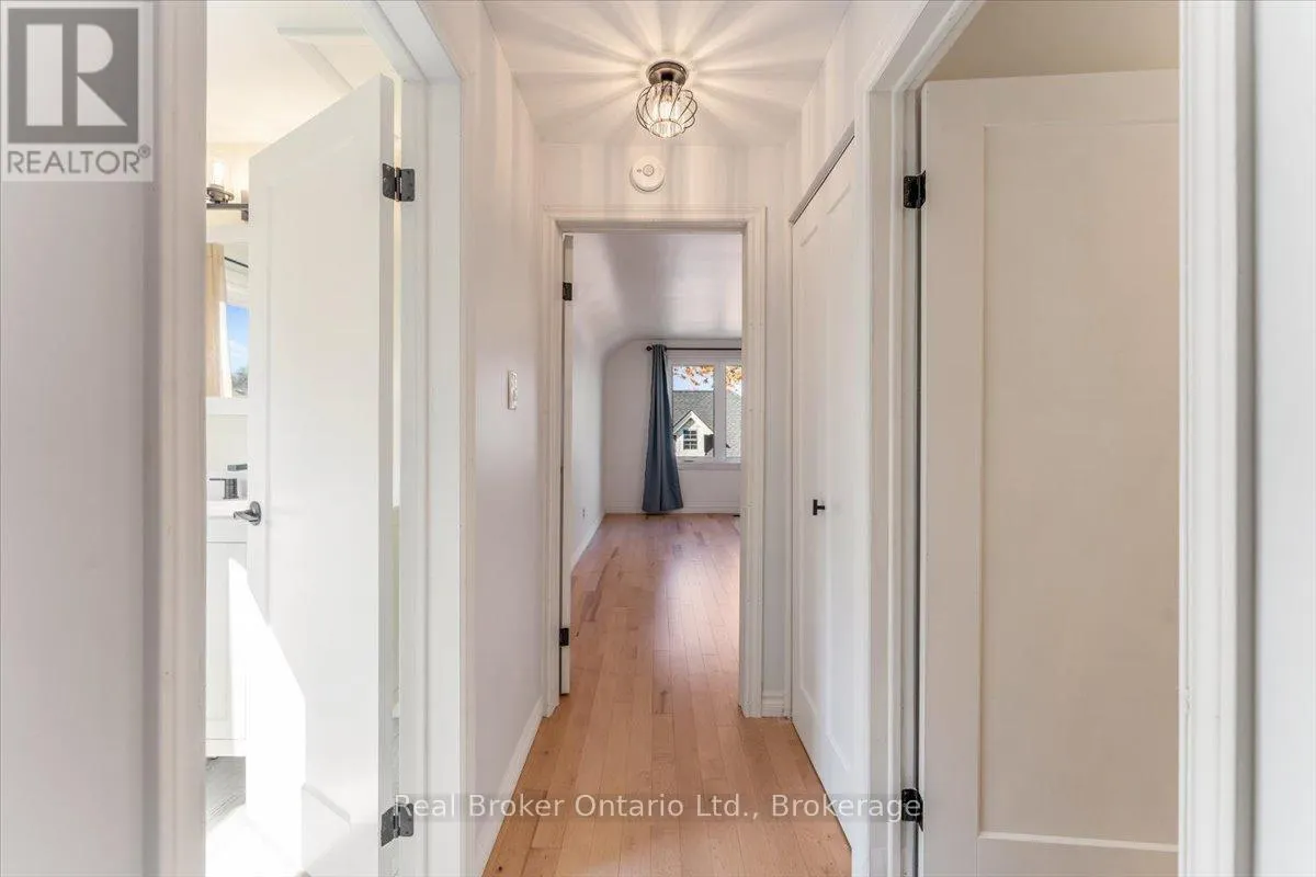 106 SIMCOE STREET E