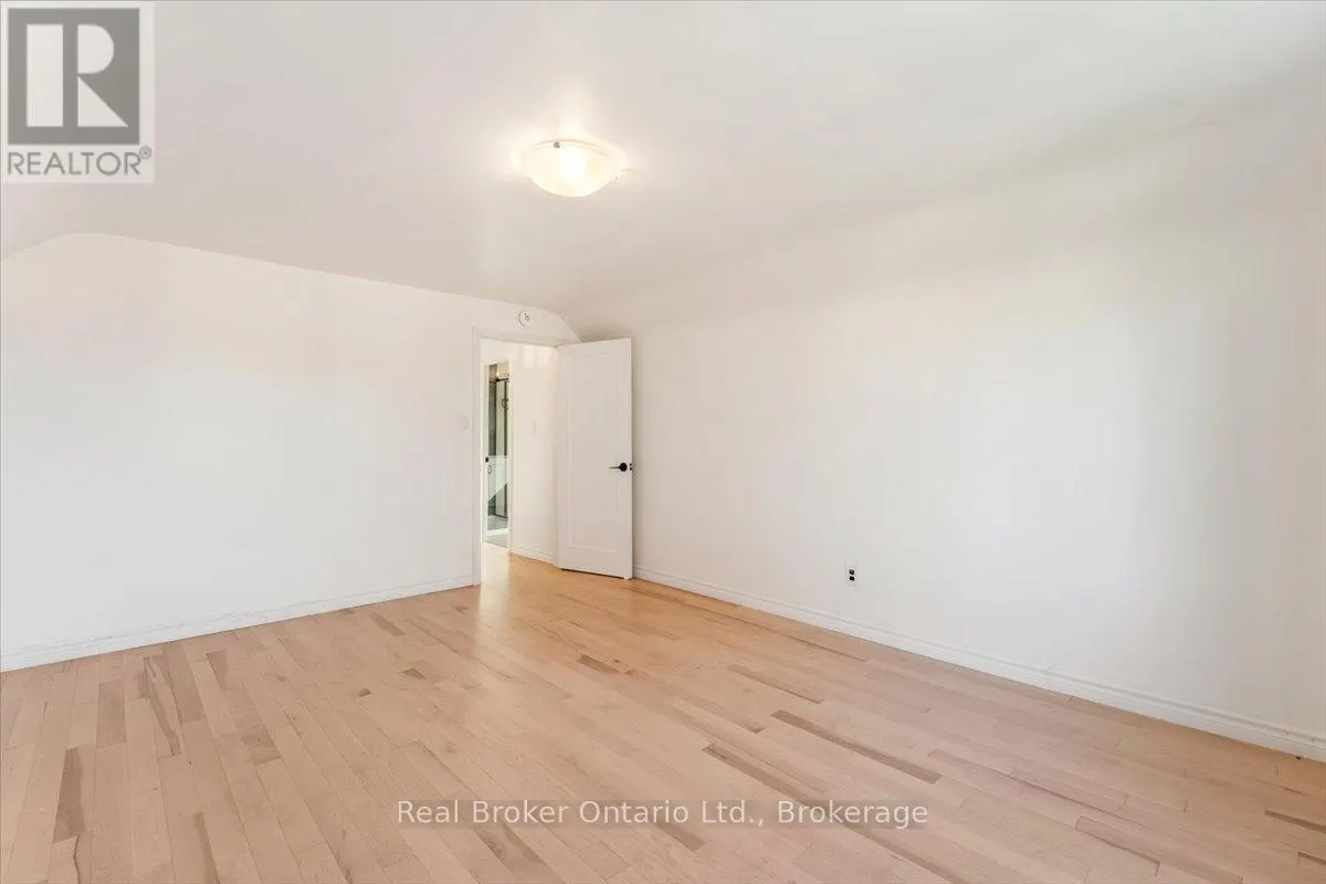 106 SIMCOE STREET E