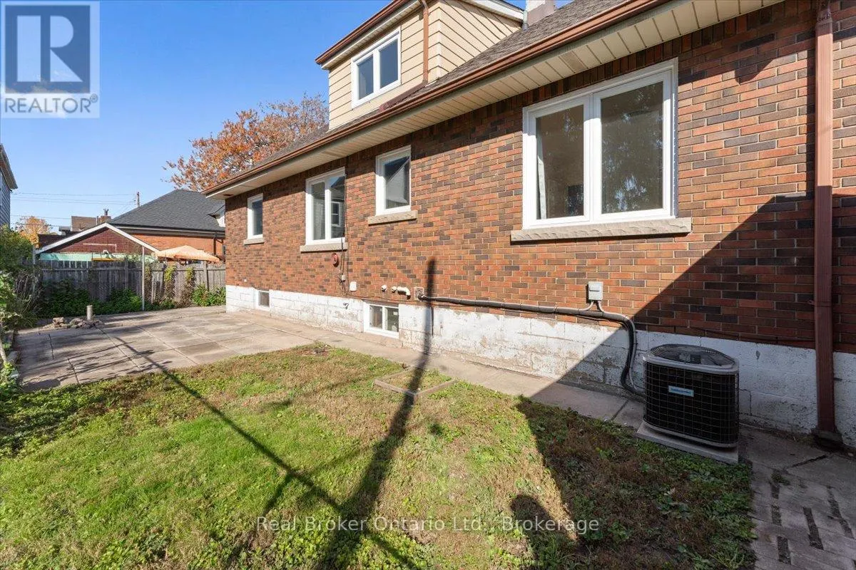 106 SIMCOE STREET E