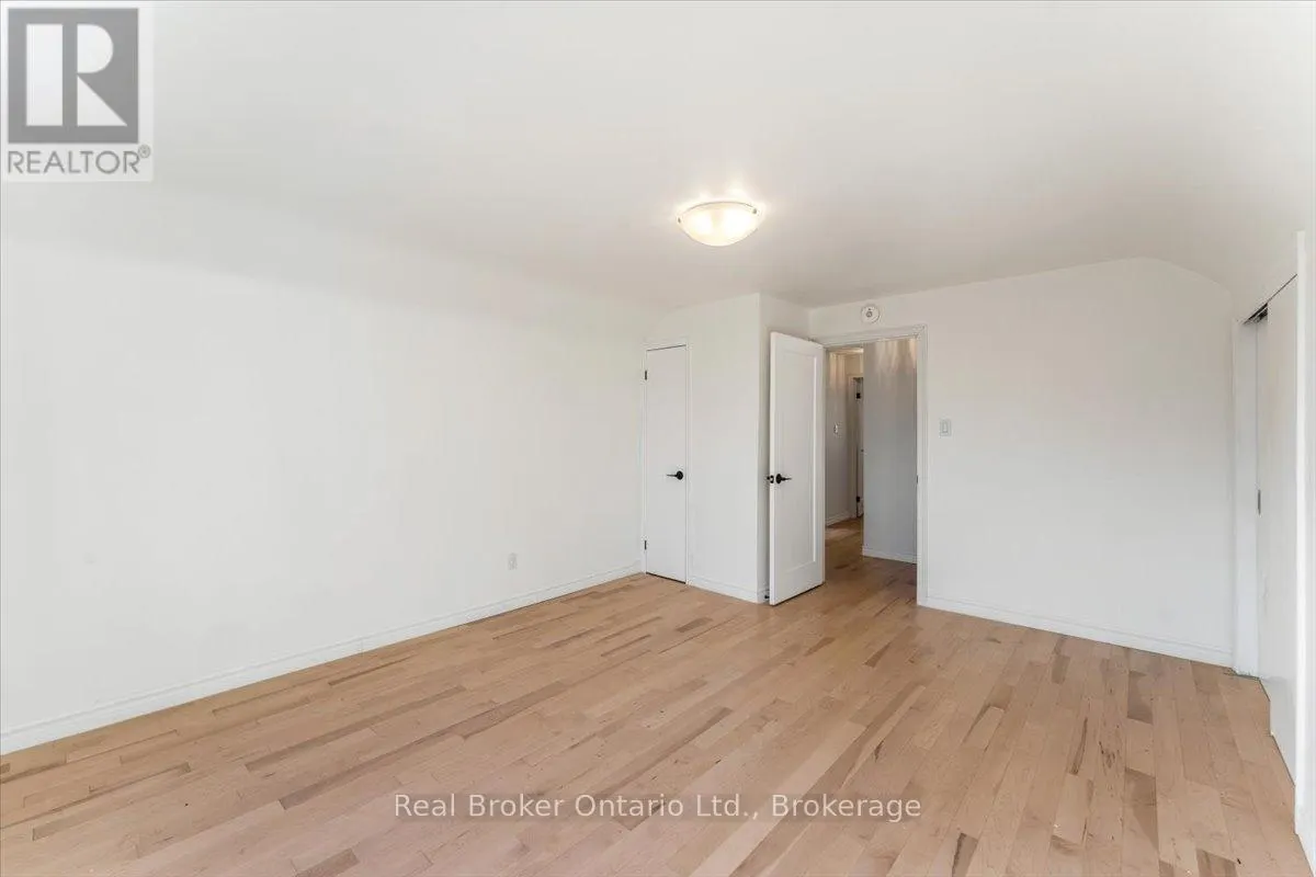 106 SIMCOE STREET E
