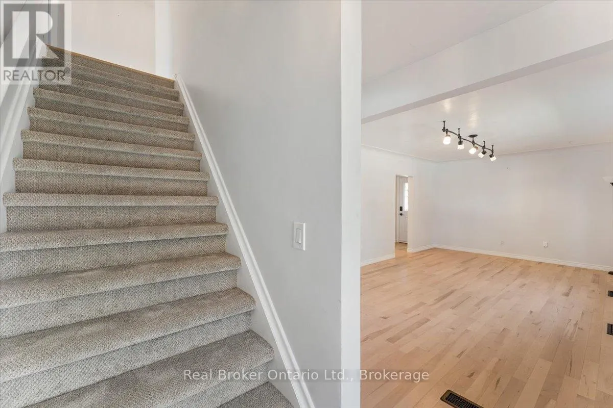 106 SIMCOE STREET E