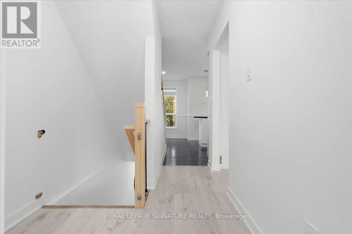 11 - 384 LIMERIDGE ROAD E