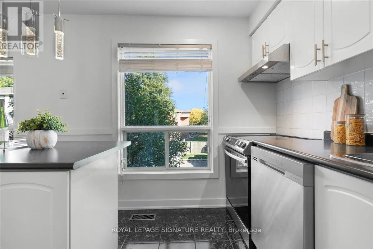 11 - 384 LIMERIDGE ROAD E
