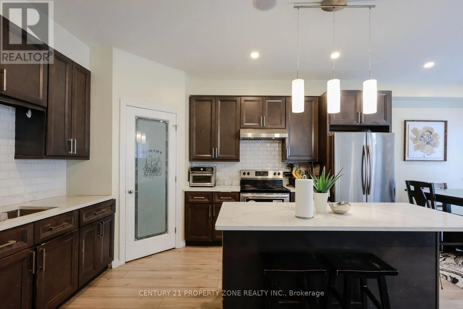 62 - 811 SARNIA ROAD