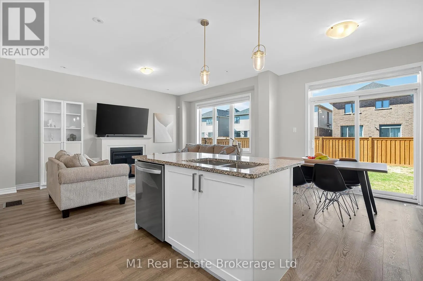 43 HARPIN WAY W